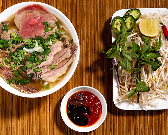 Image: (2) Beef with White Noodle or Egg Noodle 
                 Phở bò hoặc mì 
                 牛肉河粉