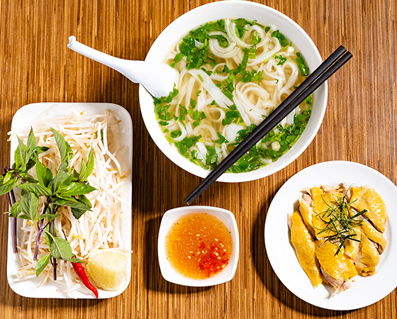 Image: (3) Brown Chicken with Noodle or Egg Noodle 
                 Phở gà hoặc mì 
                  雞肉河粉